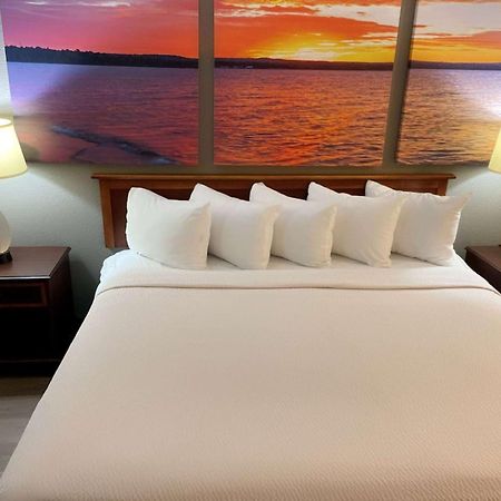 Days Inn & Suites By Wyndham Стивенс Пойнт Экстерьер фото