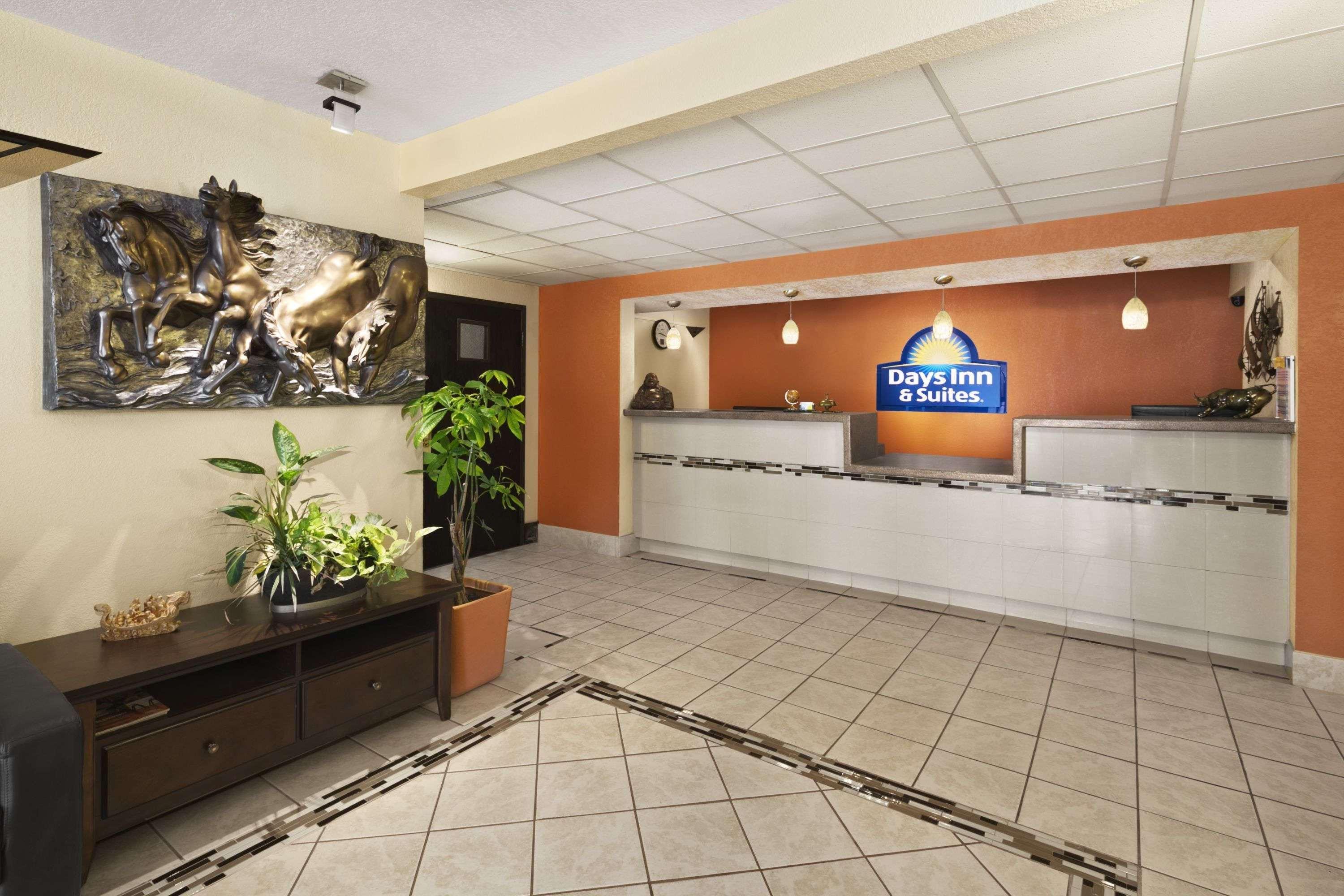 Days Inn & Suites By Wyndham Стивенс Пойнт Экстерьер фото