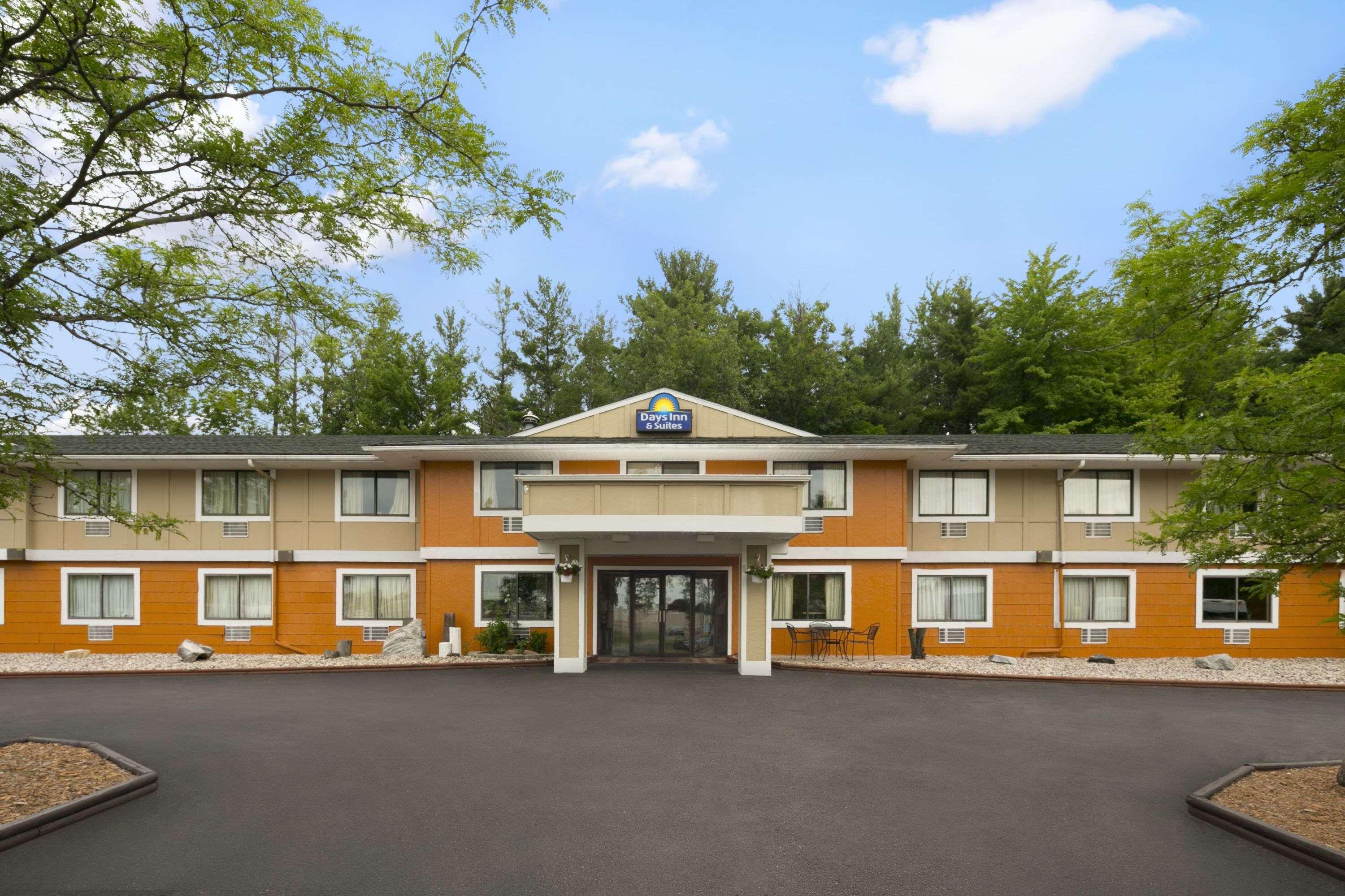 Days Inn & Suites By Wyndham Стивенс Пойнт Экстерьер фото