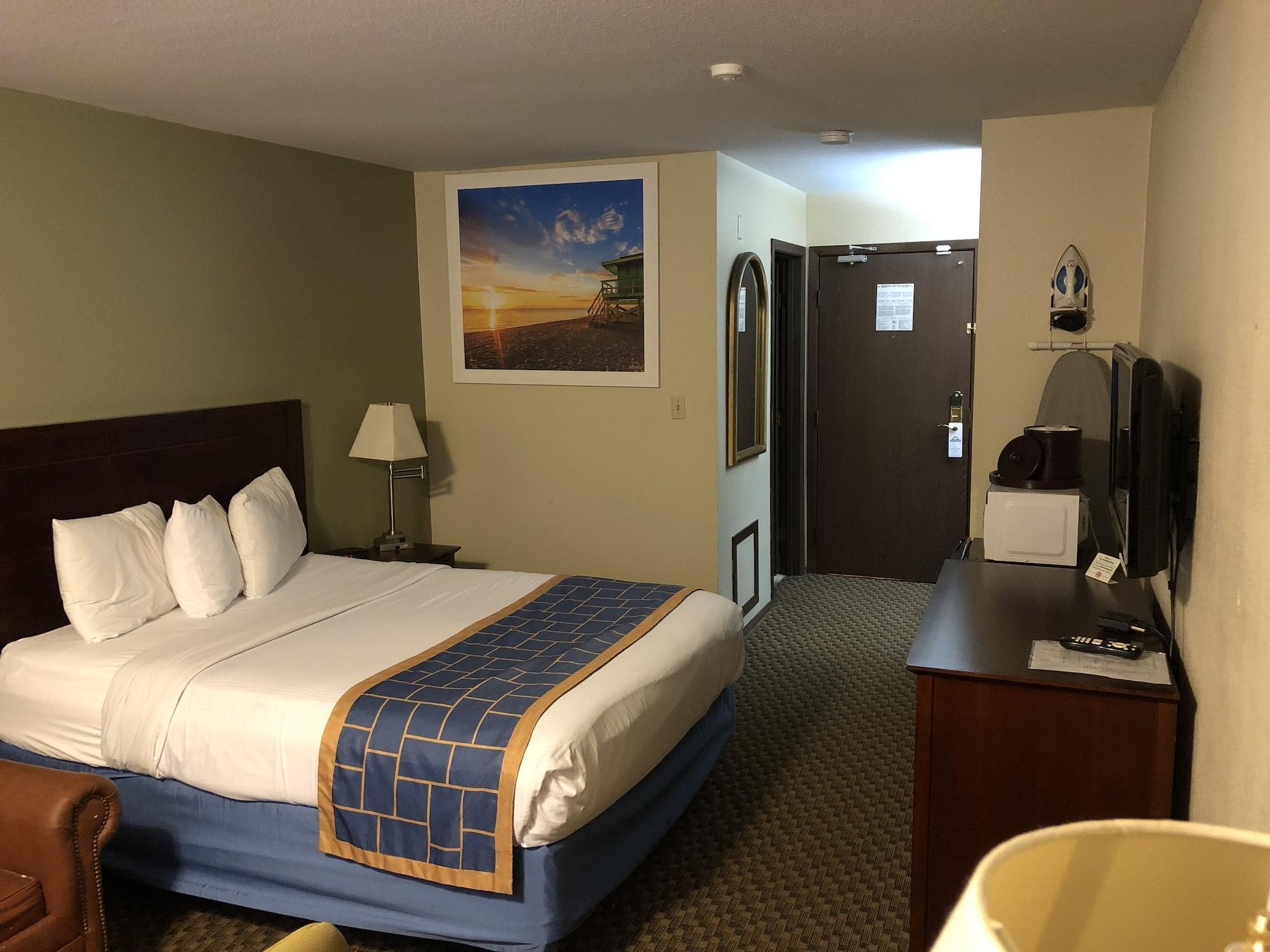 Days Inn & Suites By Wyndham Стивенс Пойнт Экстерьер фото