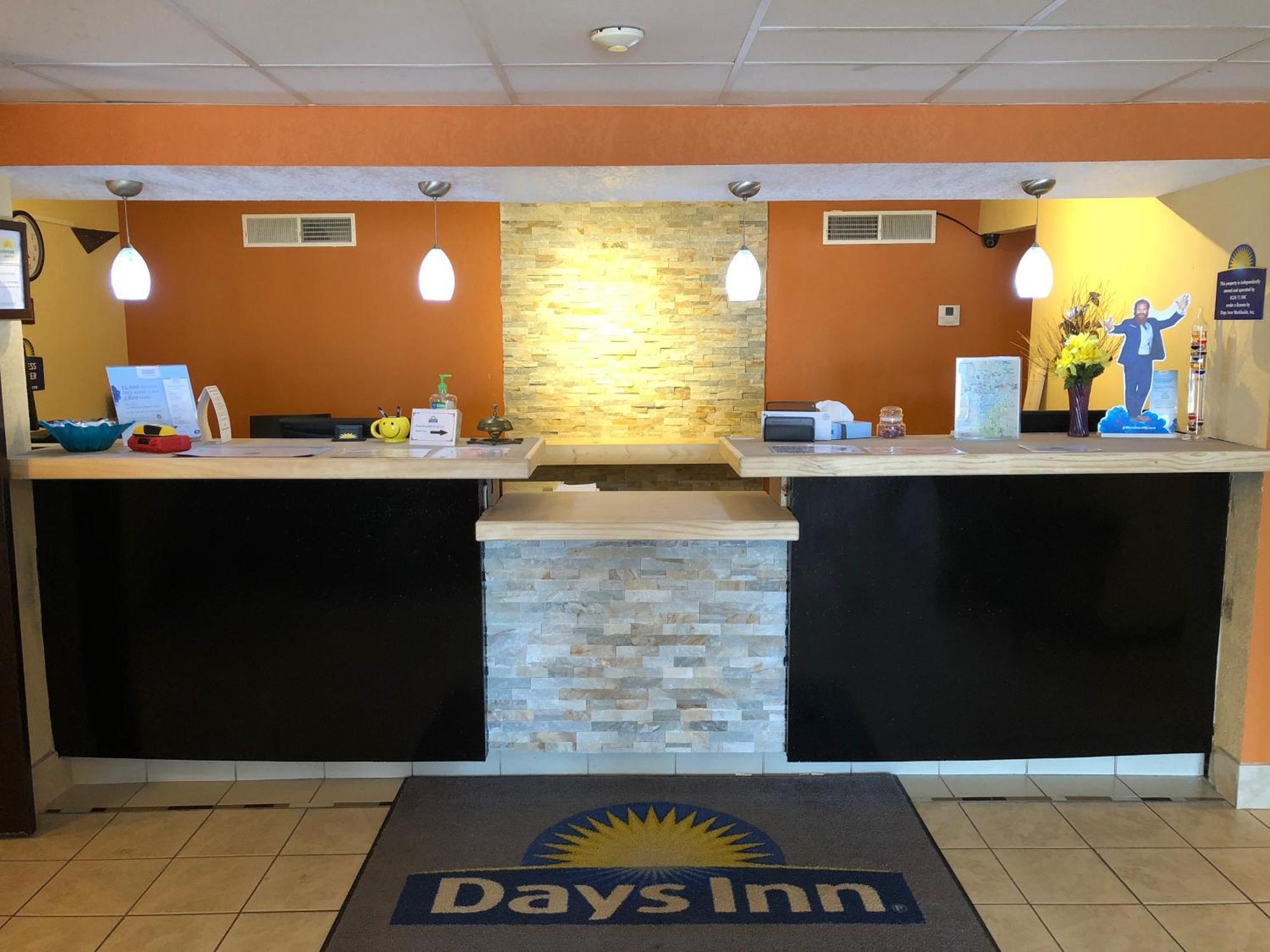 Days Inn & Suites By Wyndham Стивенс Пойнт Экстерьер фото