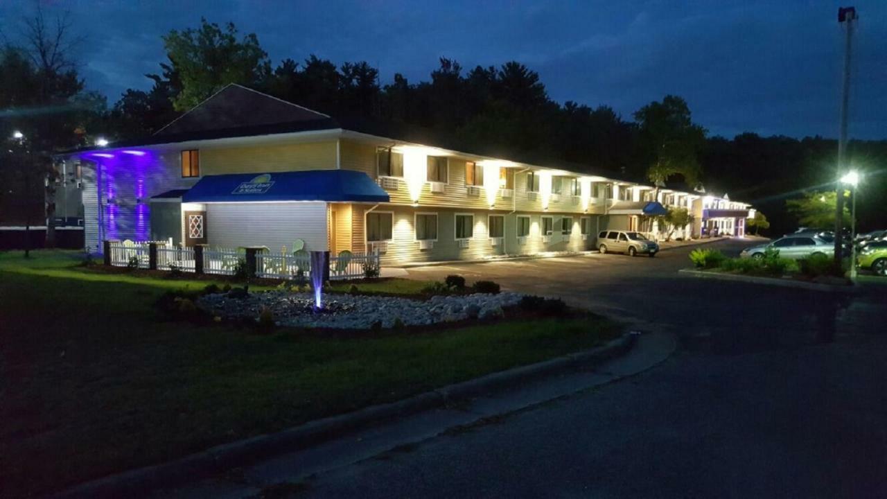 Days Inn & Suites By Wyndham Стивенс Пойнт Экстерьер фото